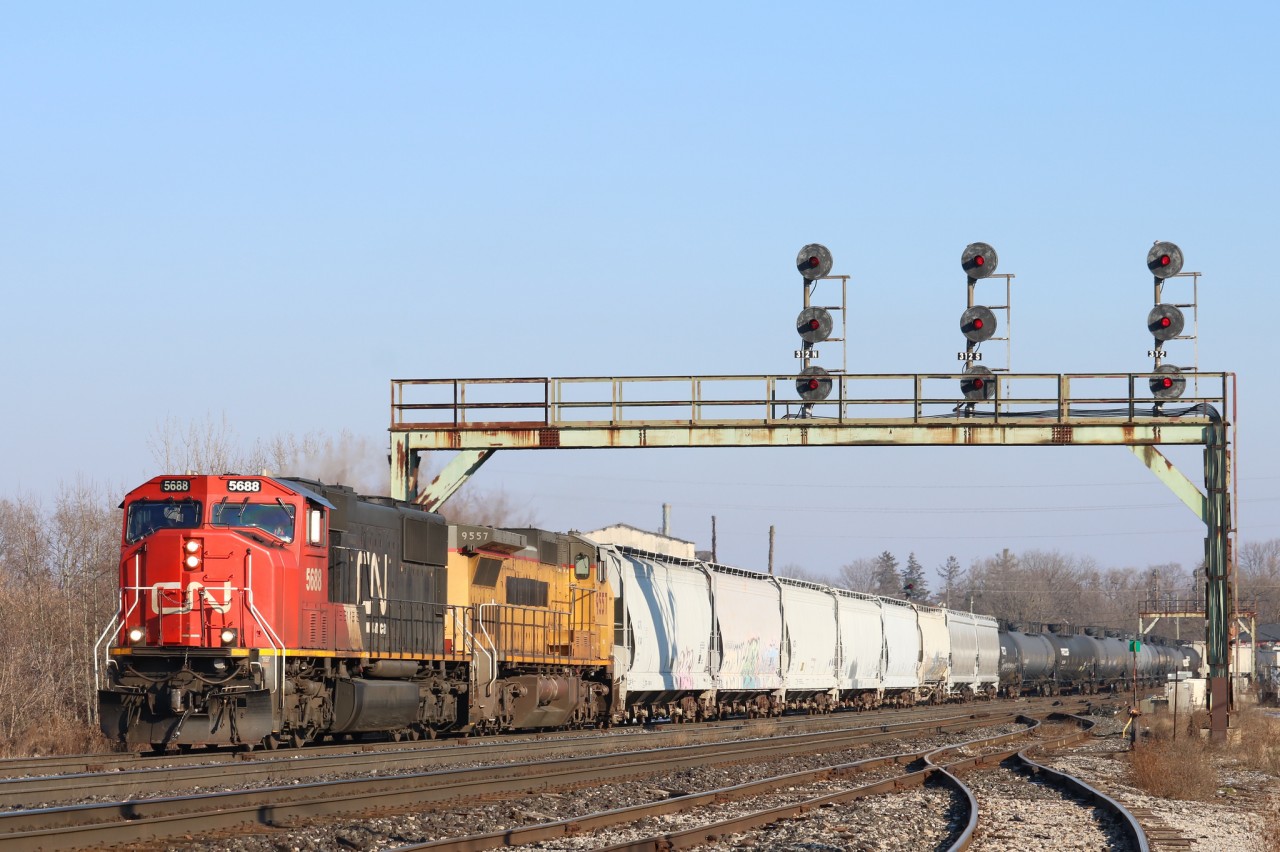 M331 is pulling into Paris to cut and lift cars on a sunny December Sunday.