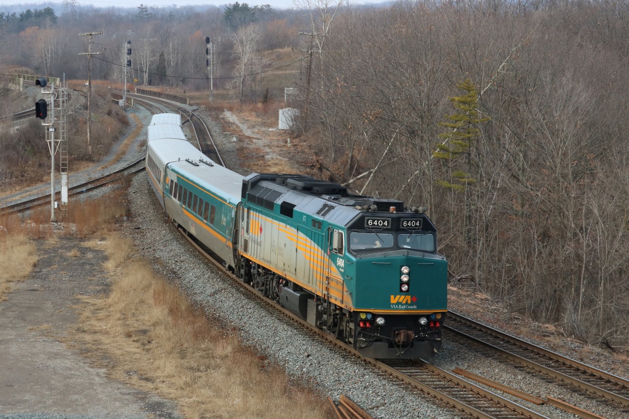 Via 72 is rounding the bend as they approach Bayview Jct.