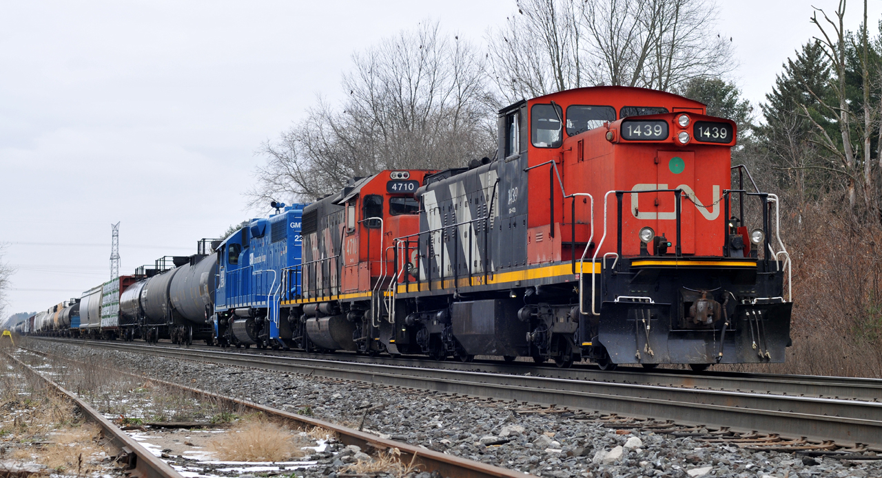 With GMTX 2254, CN 4710, and CN 1439, L55031 29 gives a helping hand for M385 up to Copetown West