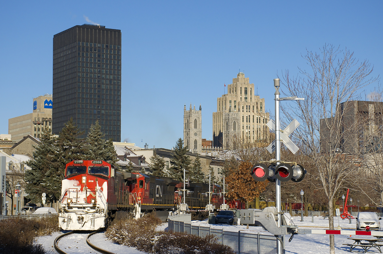 Snow-covered CN 2566 (along with CN 2118 & CN 2512) lead CN 149 around a curve in the Port of Montreal a few minutes after a delayed depature. Since the start of the summer CN 149 has left the port around 0600, but left at 0900 today.