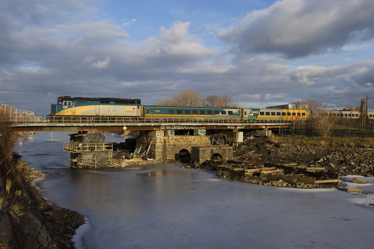 VIA 67 with VIA 6408 and 4 LRC cars heads over the Lachine canal, on its way to its final destination of Toronto. Formerly leaving Central Station at 1545, a recent schedule change has it leaving at 1435 now.