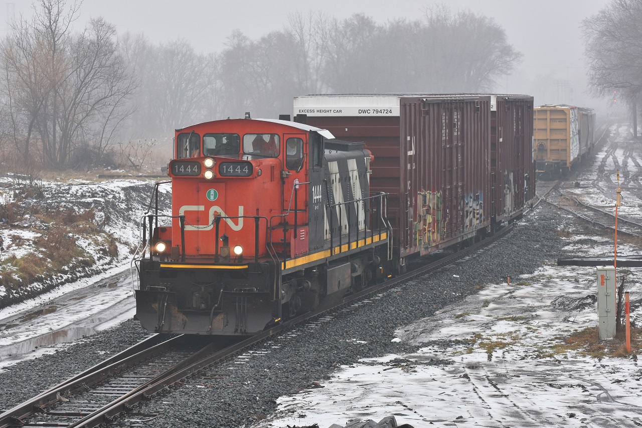CN L540 drops 4 cars in the North siding for L542 then will continue East to Acton