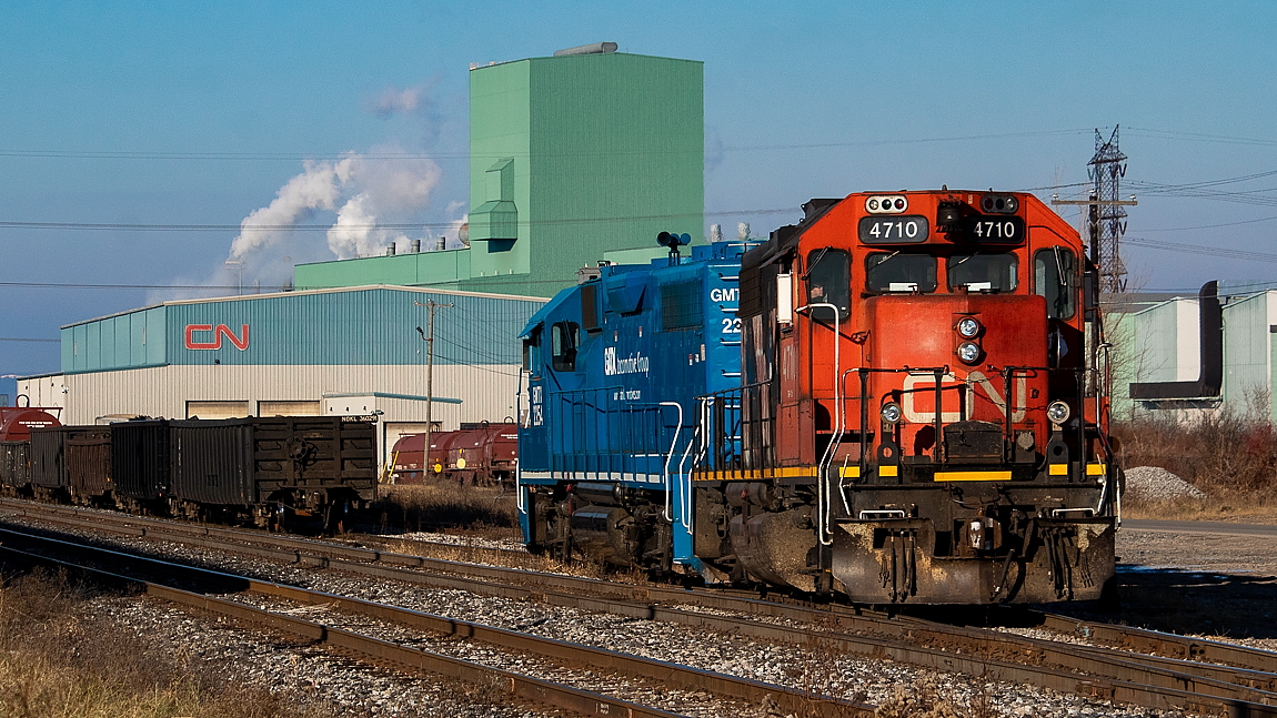 It has been over half a year since I've seen a daylight 550, so I was pretty excited to hear one asking for clearance this morning to head from Aldershot to Parkdale. Caught them splitting the searchlights at Wentworth and then saw them again at Parkdale Yard as I awaited the arrival of 421.