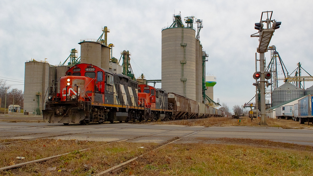 Things seem to be relatively busy down in Blenheim the last little while. Here, 514 has just finished tacking on the ten empties it brought down the Sarnia Spur to the three already on site at Thompsons, and is shoving back to make the set off. Afterwards, they lifted ten loads for the return trip north to Chatham, where they grabbed a couple of potash loads for Agris in Thamesville. I am very happy to see there is still life on the Sarnia Spur.
