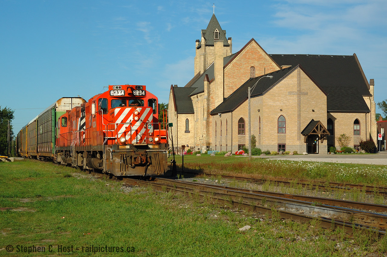 A late day train coming from Woodstock with autoracks for CAMI in Ingersoll - that low late summer sun just looked so good on the nose stripes of our Action Red GP9's - now history, and now OSR territory. You can replicate this shot if 8235 gets on point of the Woodstock Turn - until OSR paints it :)