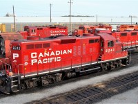 Nothing but 4 axle power on the west end of the shop this day. Good roof comparison between the 4 small cooling fans on the 8207 and the 2 larger fan equipped 8243.
