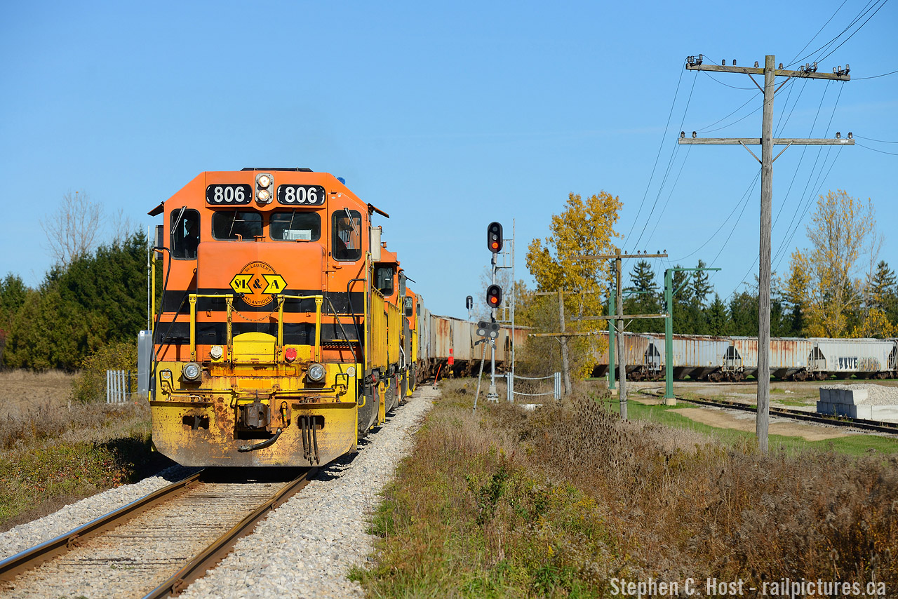 I'm glad I spent a couple years getting all I could on GEXR before the lease expired - took no chances really, get your shots while you can is the motto de jour. Here's a neat shot, the Agro-Mart facility in Belton Ontario, has an almost complete loop-track set to take unit trains of Fertiliser. 516 is shoving with 17 cars into the loop track to lift 17 empties, then will set off the empties on the main, shove the 17 loads into the loop track by the loading pits,  run around the train and return to Stratford. The last unit potash trains for this facility were CN powered approx 2003, after which they resorted to sending unit trains from the west to mac yard and sending blocks of cars from mac on GEXR 431. The switch to this facility is right in the middle of the plant at Kellys hence the signals.

Agro-Mart gets service two days a week from CN 568 these days and is busy right now. I'll make it out there for that some day :)