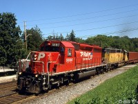 Nearing Guelph Junction, a CP westbound rounds the bend at Campbellville on the Galt Sub, lead by CP SD40-2 5680 in the dual-flags livery and 5422, a former GATX lease unit still in its former colours (originally owned by MP/UP).