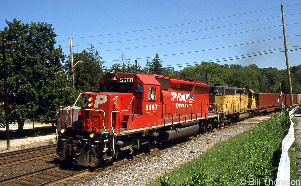 Nearing Guelph Junction, a CP westbound rounds the bend at Campbellville on the Galt Sub, lead by CP SD40-2 5680 in the dual-flags livery and 5422, a former GATX lease unit still in its former colours (originally owned by MP/UP).