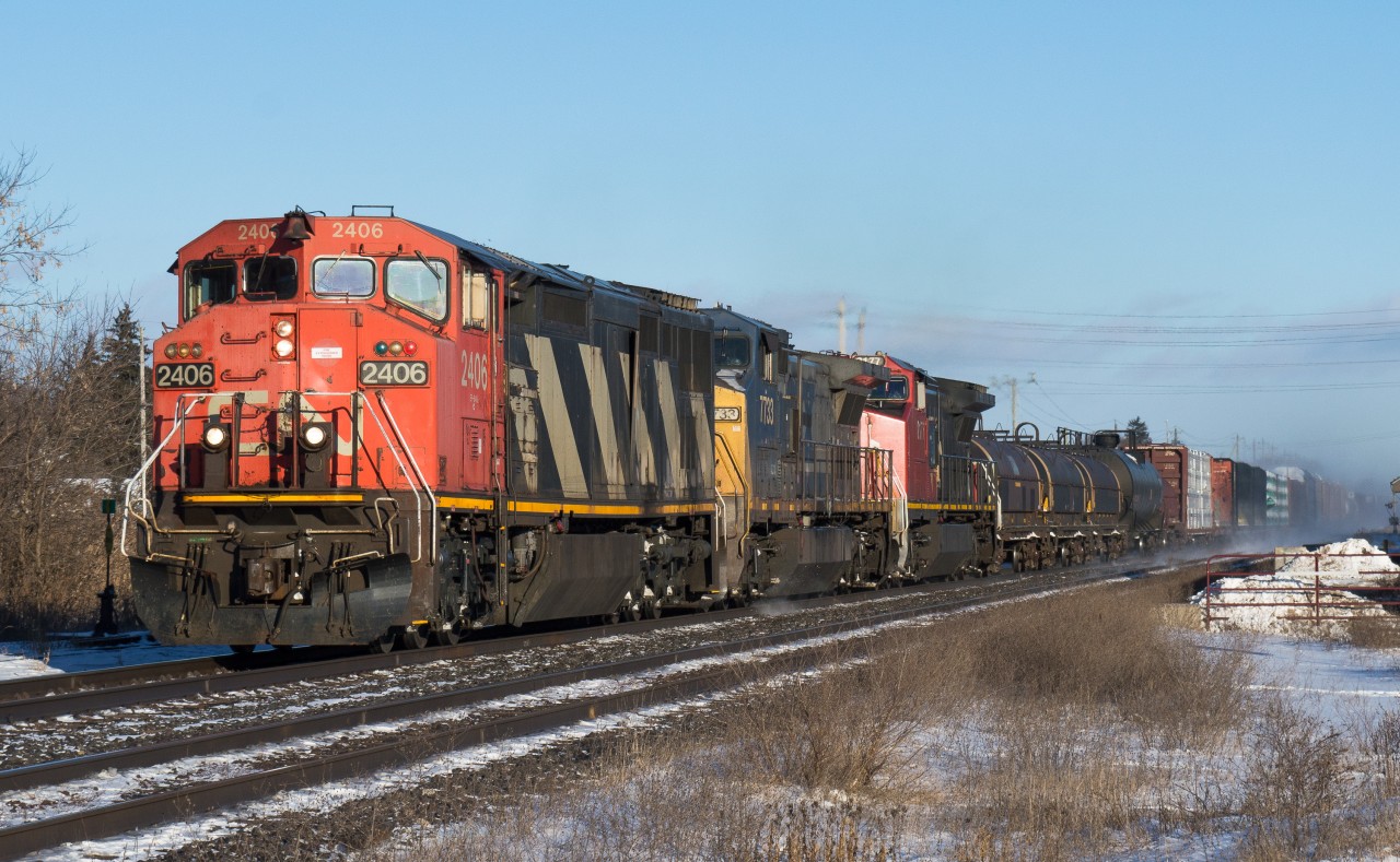 CN 385 blasts through Woodstock with CN 2406, GECX 7733 and CN 2177.

Timing was on my side tonight.  I left work at 1545, got trackside by 1550 and shot 385 at 1600.