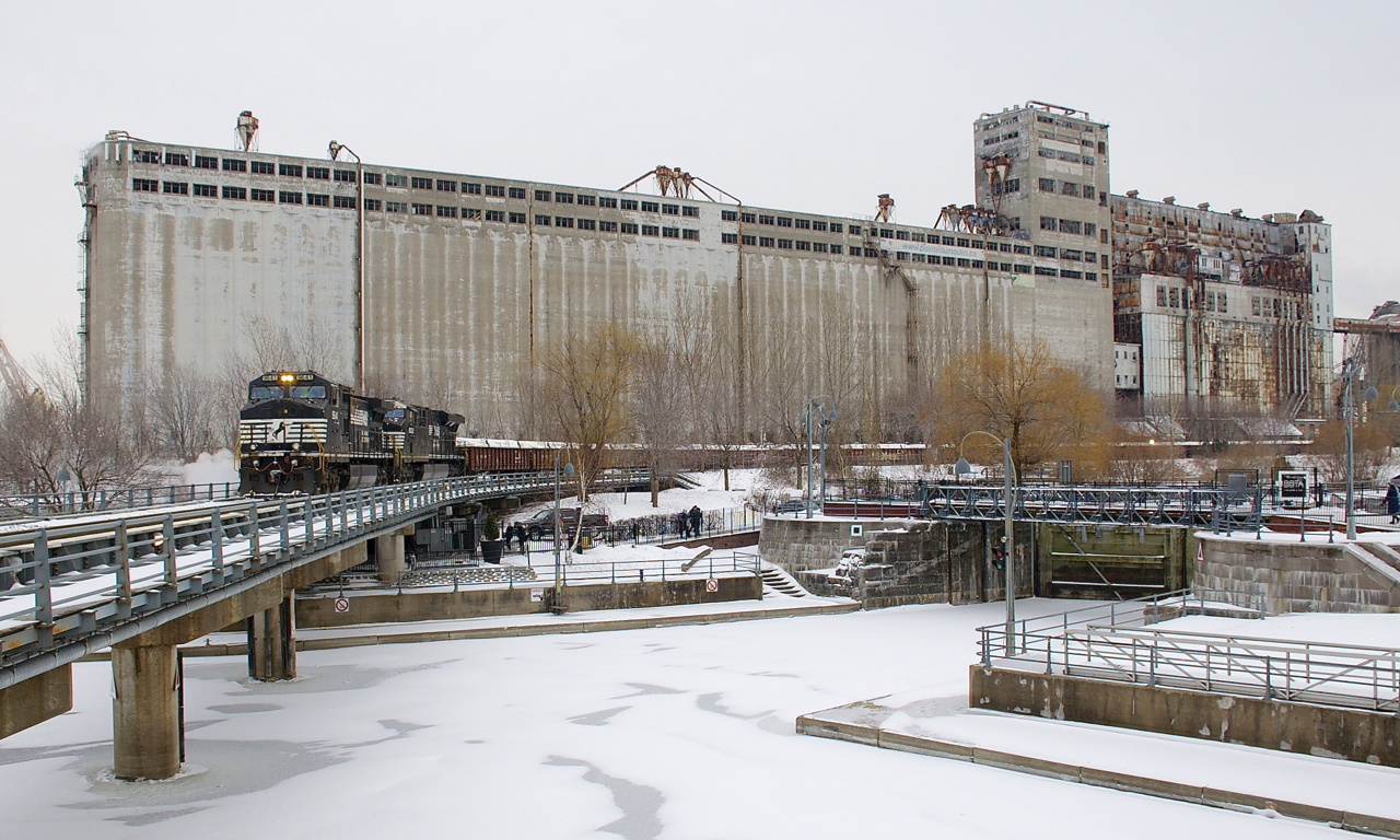 NS 9641 & NS 8022 are passing grain elevator #5 as they lead CN 543 into the Port of Montreal with traffic from Taschereau Yard.