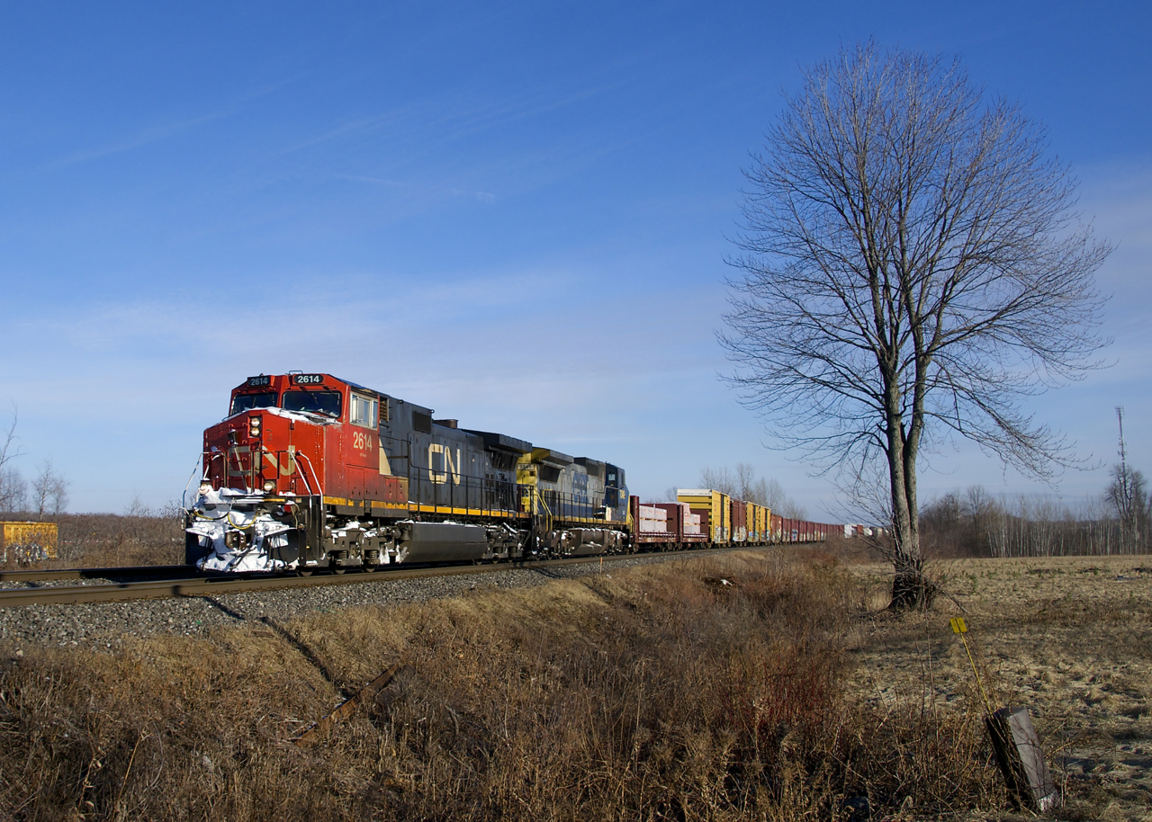 CN 2614 & GECX 7349 lead a 136-car CN 369 around a curve at about MP 35 of CN's Kingston Sub. They had just met counterpart CN 368 a few miles east of here.
