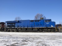 Built as an ET44AC prototype, GECX 2039 sports a humpbacked profile not found on production models of the ET44AC. It is seen stopped at Coteau as CN 372 works the yard. While it still sports a demo paint scheme and GECX reporting marks, it is owned by CN and will soon be renumbered to CN 3128.