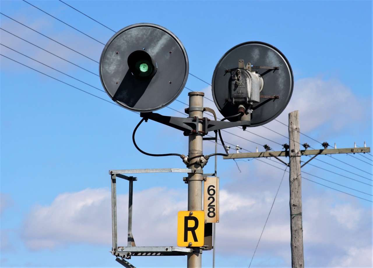Approaching train 254 with 8813 on the point has a green signal at Mile 62 on the Galt Subdivision.