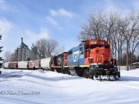 GTW 6420 leads the IOX job after picking up a 2 dozen full hoppers at the elevator in Sarnia. They would drop these at Devine St., and return with a cut of empties.