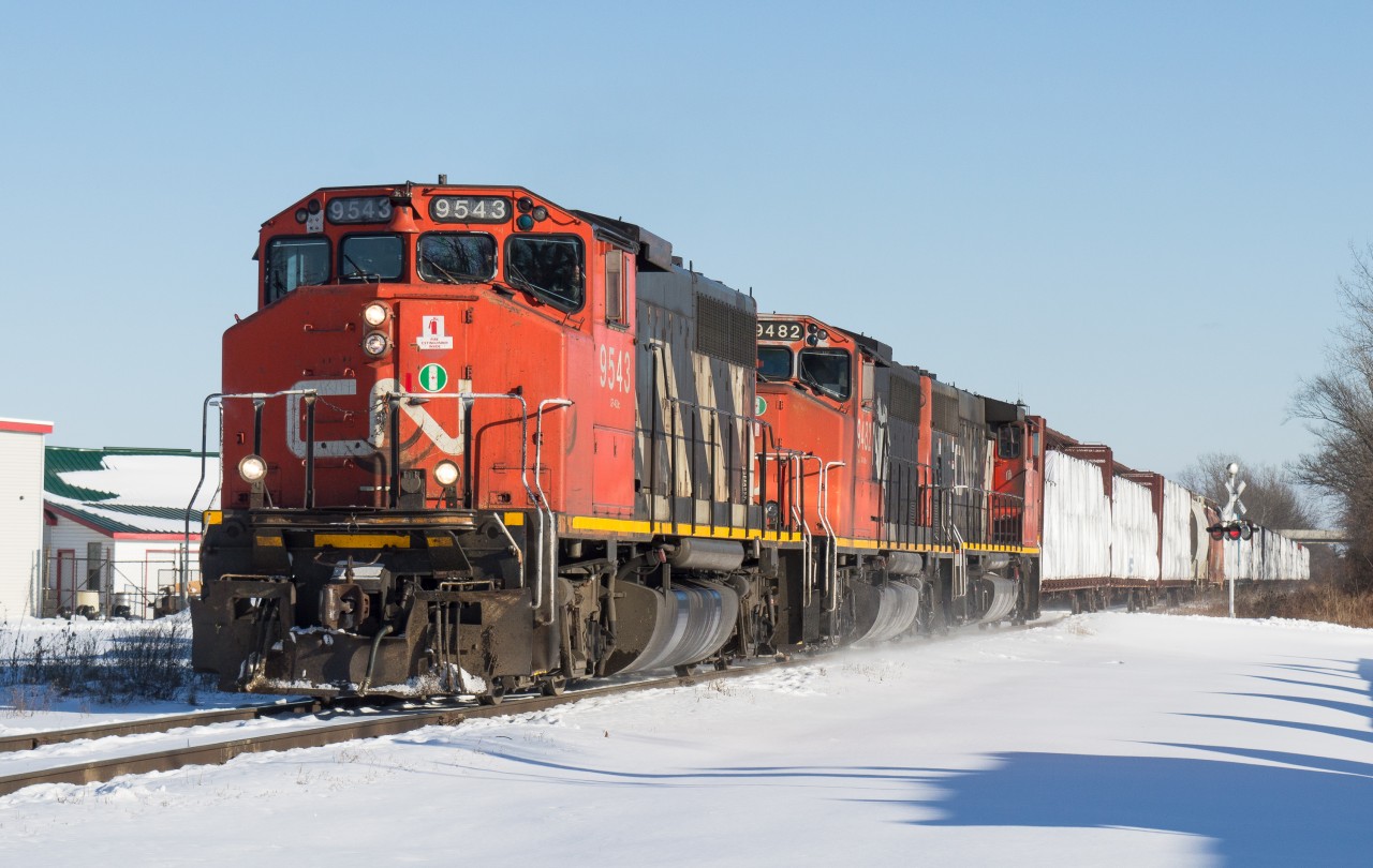 After spending Family Day Long Weekend up in Pembroke with family, I didn't expect to see much train wise as I got back in to town on Monday afternoon.  Luck would have it that CN L580 was returning from Hagersville with a trio of GP40-2W's.  I was able to catch them in Cainsville as they wasted no time getting back to Brantford.  I may have missed a BNSF and a UP leading 148 on Saturday and Sunday...but this was AOK to me.