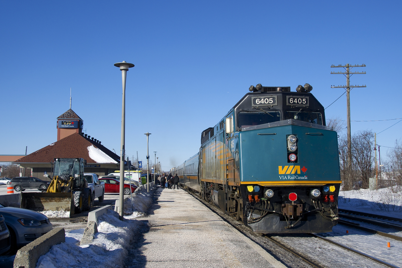 VIA 6405 brings up the rear of VIA 633 as it makes its station stop at Dorval. At the front of this Ottawa train is VIA 914.