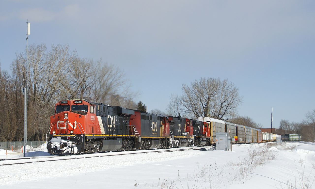 CN 305 has CN 2228, CN 2429, CN 2135, CN 8000 and 128 cars as it passes through St-Henri later than it usually does.