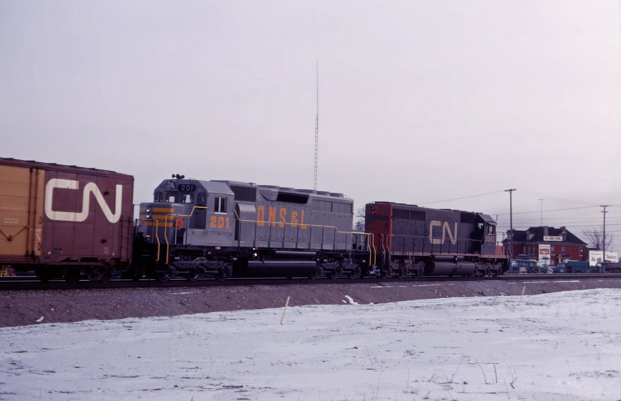 "And now for something completely different!" Prior to the opening of the 1969 navigation season, power-short CN leased Quebec, North Shore, and Labrador SD40s. So, today we have a relatively new CN SD40 5062 (built in late 1968) leading QNSL 201 westward towards the junction with the Oakville sub at Burlington. (Although CP acquired many of the QNSL SD40s, the 201 WAS NOT one of them; 204-218 were).