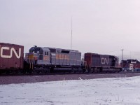 "And now for something completely different!" Prior to the opening of the 1969 navigation season, power-short CN leased Quebec, North Shore, and Labrador SD40s. So, today we have a relatively new CN SD40 5062 (built in late 1968) leading QNSL 201 westward towards the junction with the Oakville sub at Burlington. (Although CP acquired many of the QNSL SD40s, the 201 WAS NOT one of them; 204-218 were).