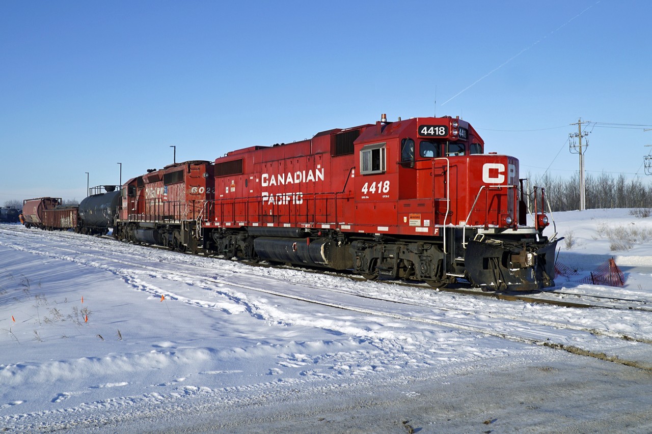 GP38-2 CP 4418 (ex SOO) and SD40-2 CP 6028 are on switching duty at CP's Scotford Yard.
