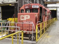 A rather faded ex SOO SD40-2 has been brought into the shop to assess the possibility of being put back into service.