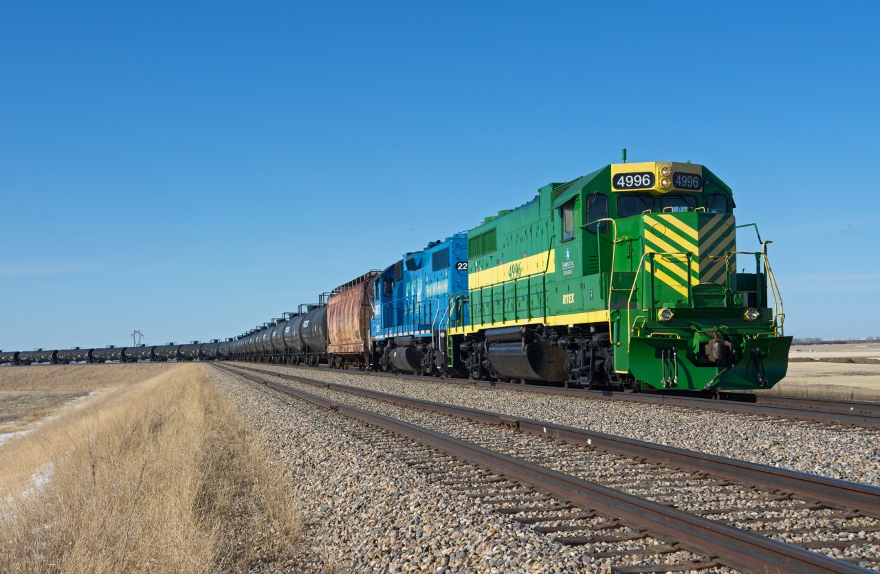 RTEX 4996 and GMTX 2212 have a partially loaded oil train strung out around the loop at the Kerrobert unit train terminal. Both of these four-axle units have since left the property and have been replaced with six-axle units.