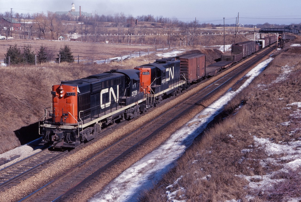 CN RS18 3739 and GP9 4493 start a westbound freight up the "Copetown Hill". The train is just west of Old Guelph  Road and the CP Goderich sub (approximately mile 1, Dundas sub).