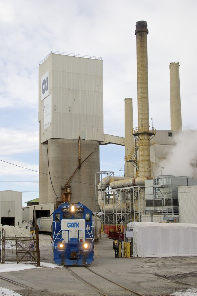 GMTX 2257 is about to pick up 5 empties at the OI Canada glass plant, located just off CN's Butler Spur. After they will couple the empties to 5 loads, shove the loads towards the plant and then take the empties back to the Pointe St-Charles Yard.