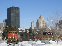 A veteran cowl leads Montreal-Chicago intermodal train CN 149 as it rounds a curve with CN 2401, GECX 7395 & CN 2203 for power.