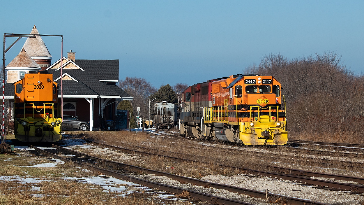 GEXR 581 is pictured here in Goderich running around its one remaining hopper (others had been set off along the way) so that it can shove down the grade to the Port. I provided a fulsome description of operations for the day in another shot of them down at the Port, available here if anyone is interested in a recap.