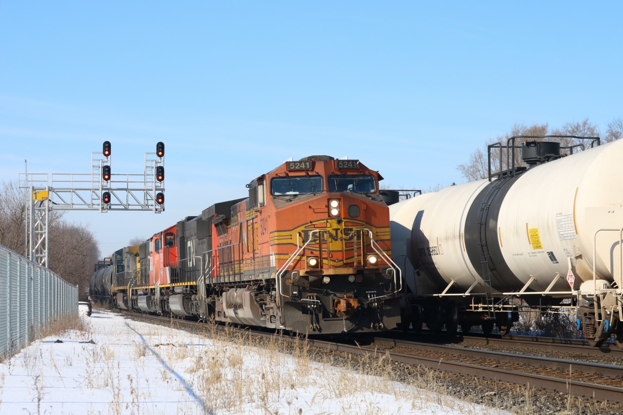 M396 rolls through Georgetown with another BNSF leader shortly after meeting M385.