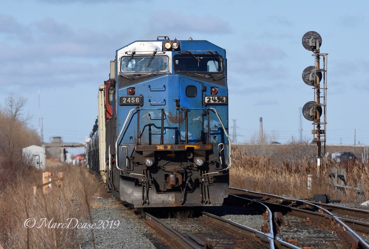 After arriving in Sarnia, 382 stretches out to Blackwell before shoving back into the yard with IC 2456 and a number board that looks like it was created during a "Take Your Grandkid to Work Day" event.