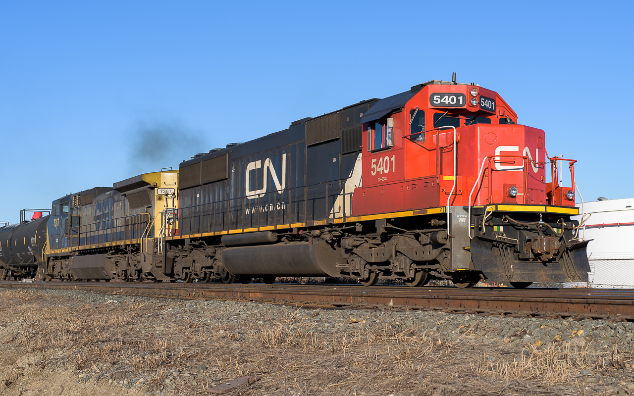 CN 5401 and GECX 7367 are on the way east at 8:10 with a train of tanks and hoppers. I'm happy to report that leased loco's are still a common sight in Edmonton.