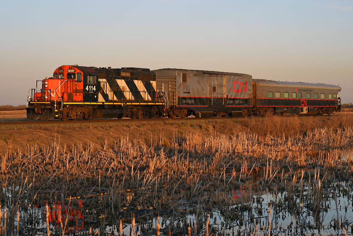 CN 999 crawls westward along the Wainwright Sub near Poe, AB., behind a westbound freight meeting an eastbound ahead. And another eastbound, and another eastbound, and another. Busy times, everybody gets to wait. Thanks to TDS for the heads up. 1749hrs.