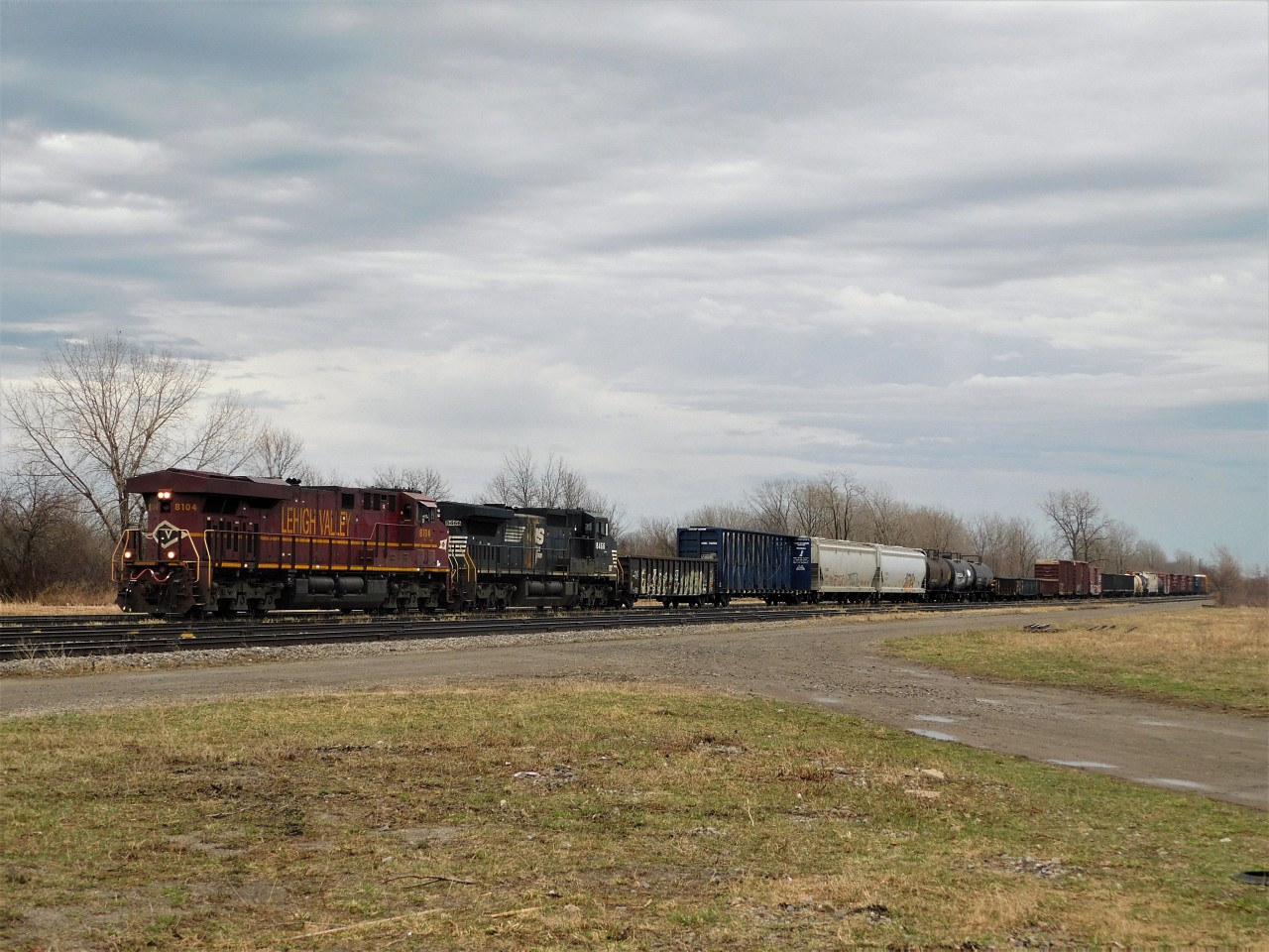 NS C93 rolls through Fort Erie towards CN Duff with NS ES44AC #8104, the Lehigh Valley heritage unit, leading long hood forward, seeing 8104 in Fort Erie has some historical significance as the actual Lehigh Valley used to run transfers into both Niagara Falls and Fort Erie. The Ex-Conrail C40-8W trailing was also a nice touch since NS is throwing those in storage.