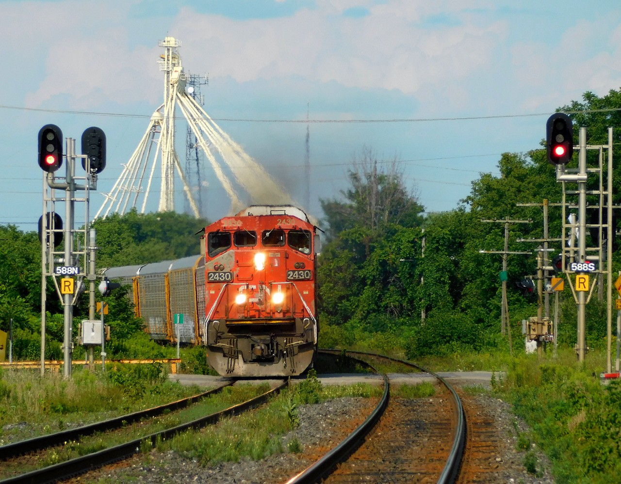 CN 435 rolls around the curve at Ingersoll on the Dundas Sub with GE C40-8M #2430 leading towards London.