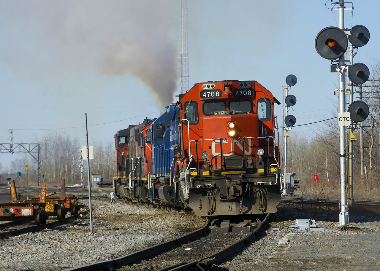 CN 538 is starting its shift as it heads into Coteau Yard with 4 units (CN 4708, GMTX 2260, CN 4140 & CN 4787), the third which is smoking quite heavily.