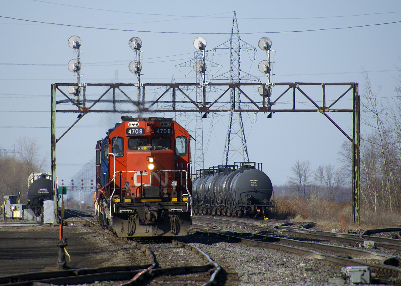 CN 538 is approaching a classic signal gantry near Coteau Jct with 4 units for power (CN 4708, GMTX 2260, CN 4140 & CN 4787) as it heads into the yard to grab some cars.