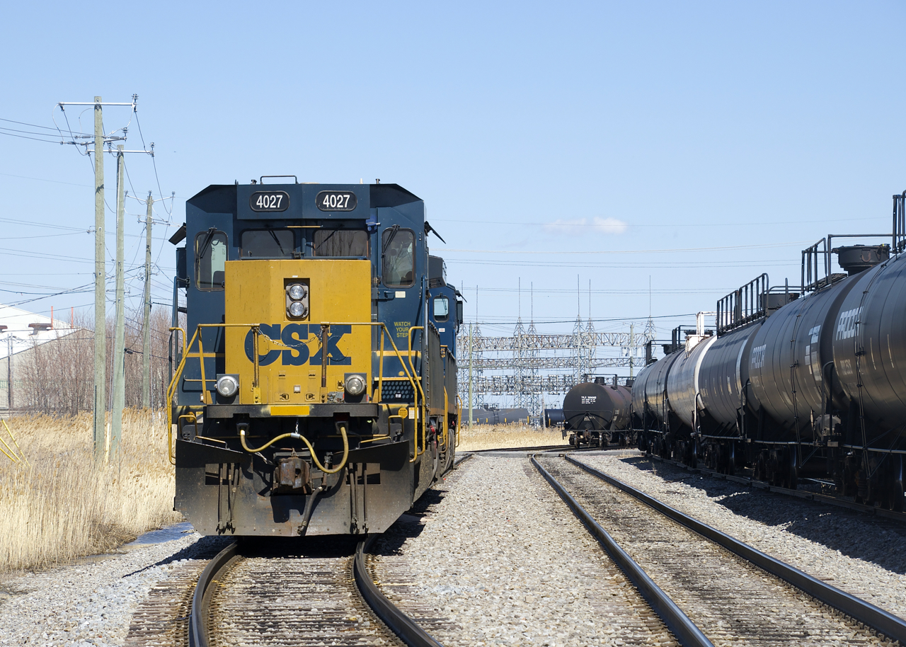 CSXT 4027 and CSXT 393 lay over at Beauharnois beside a cut of tank cars.