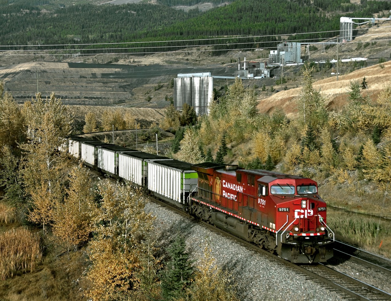 Coal loads from Fording loadout pass the silos at Elkview just north of the junction with the Crownest line at Sparwood