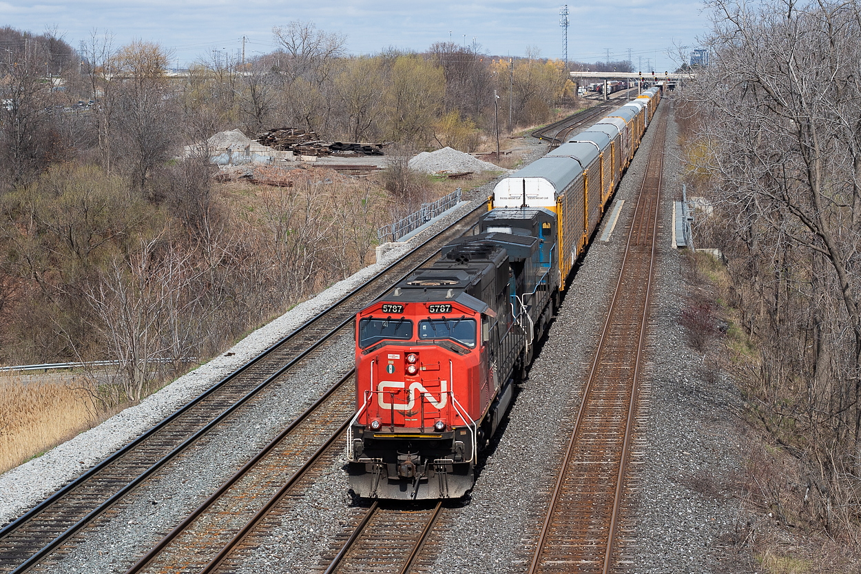 393 coming through Aldershot this afternoon shortly after a late 421's departure. 394 and X308 would come through eastbound not long after.