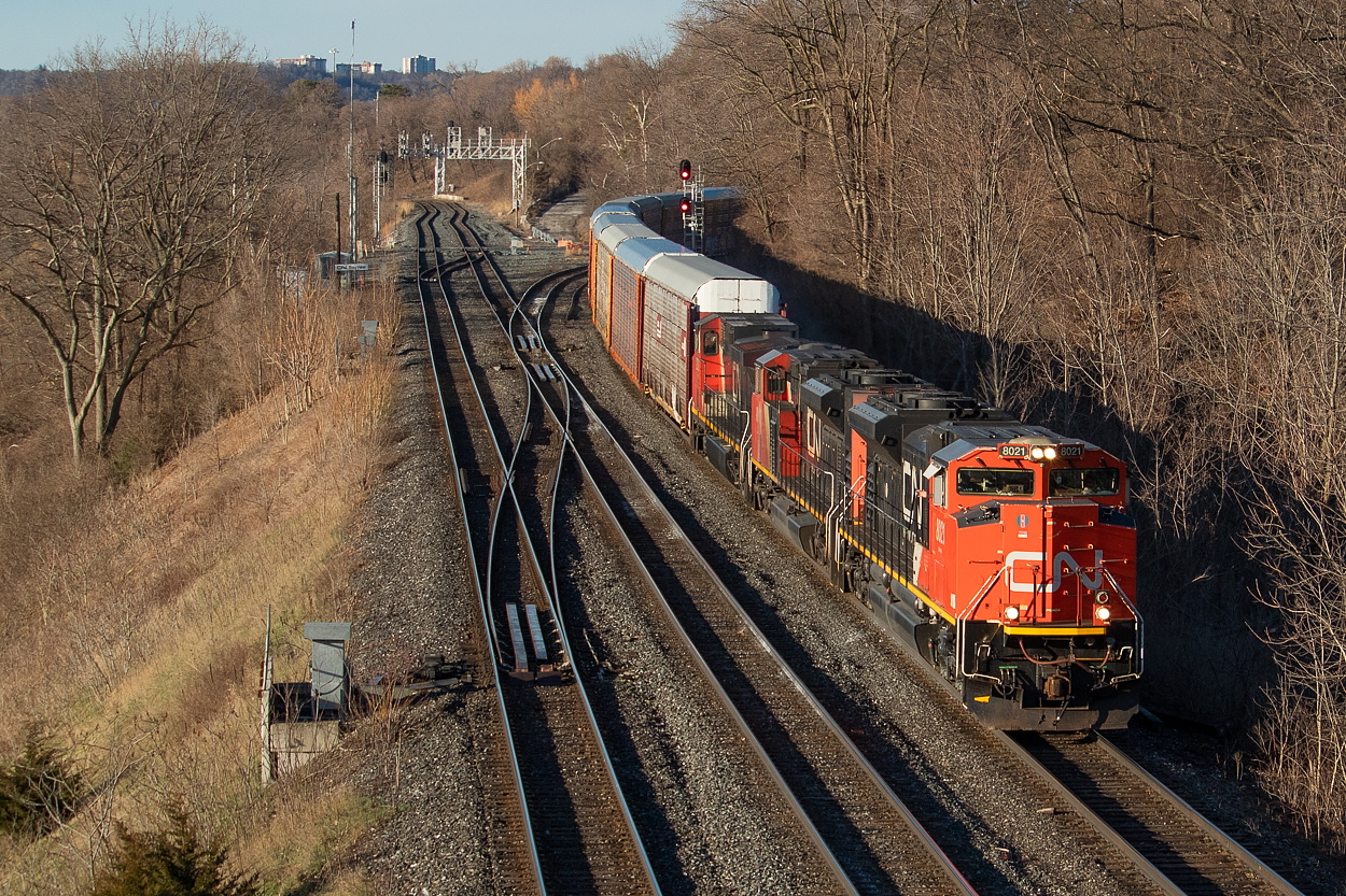 With a friendly wave from the engineer, 396 rounds the bend at Bayview Junction with a relatively short 5,275 feet of train. The train had been left at Paris overnight as there was a work block for the tie program on the Halton Sub at Milbase. They would lift at Aldershot, and head to Mac with 8,500 feet of train.