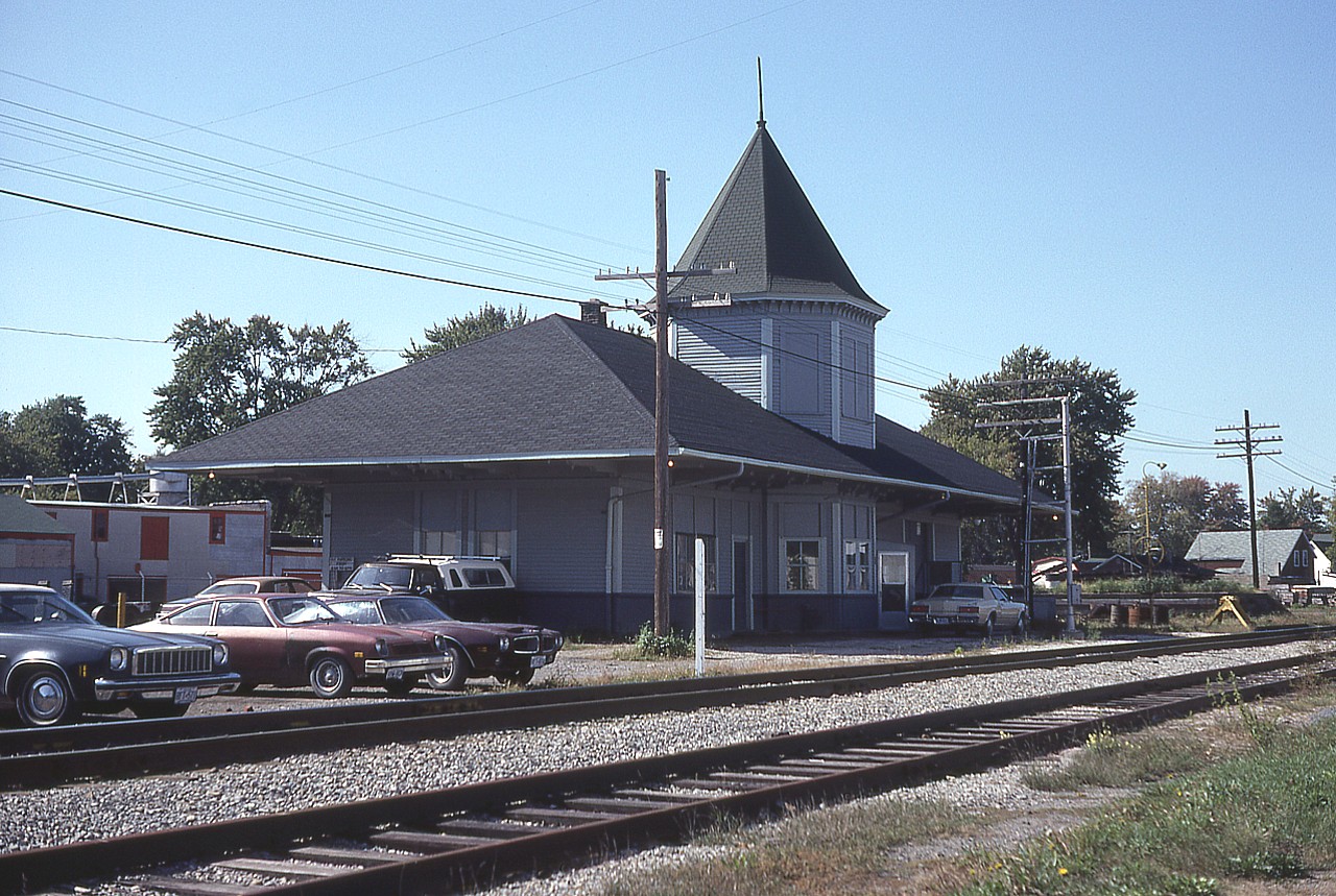 This is the old Pere Marquette station in Downtown Leamington taken 35 years ago. A few years after this photo was taken, I believe the structure was destroyed by fire. Any information would be appreciated in the comments below.  Thanks! (location mapped is approximate)