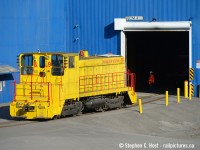 Industrial scenes are by far my favourite, as are industrial locomotives. I'd love to take one of these home, the throaty sound of these 8 cylinder 567's out of their minimal stacks is just amazing. I was forced to take a day off work over Christmas Break and spent half a day in Hamilton, and boy was this ever a productive day, every 30 minutes I was getting something new, and not just new, absolutely marvellous. <a href=http://www.railpictures.ca/?attachment_id=17549 target=_blank>Here's the story and some pictures</a> which I posted some years ago, but I've only posted half the goodies I got this day. Here's one more. Sadly the action out of the front of Stelco has diminished recently, it's certainly not as busy as it once was.. but that *can* change.



