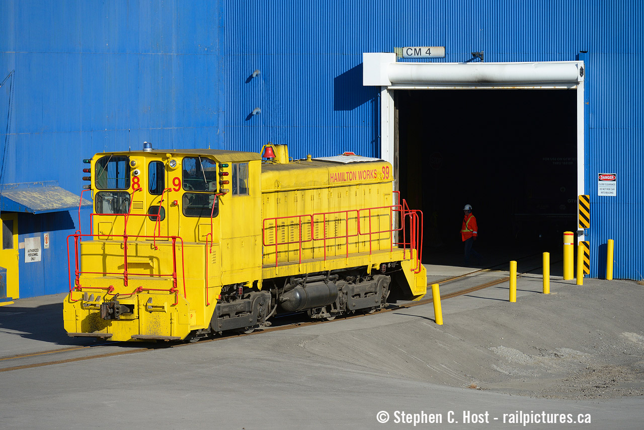 Industrial scenes are by far my favourite, as are industrial locomotives. I'd love to take one of these home, the throaty sound of these 8 cylinder 567's out of their minimal stacks is just amazing. I was forced to take a day off work over Christmas Break and spent half a day in Hamilton, and boy was this ever a productive day, every 30 minutes I was getting something new, and not just new, absolutely marvellous. Here's the story and some pictures which I posted some years ago, but I've only posted half the goodies I got this day. Here's one more. Sadly the action out of the front of Stelco has diminished recently, it's certainly not as busy as it once was.. but that *can* change.