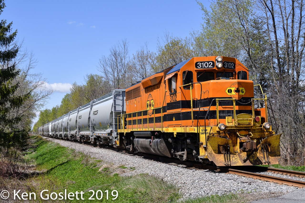 Approaching its destination at Ste-Thérèse QG 3102 slows its eighteen loaded covered hoppers of sodium chlorate.
