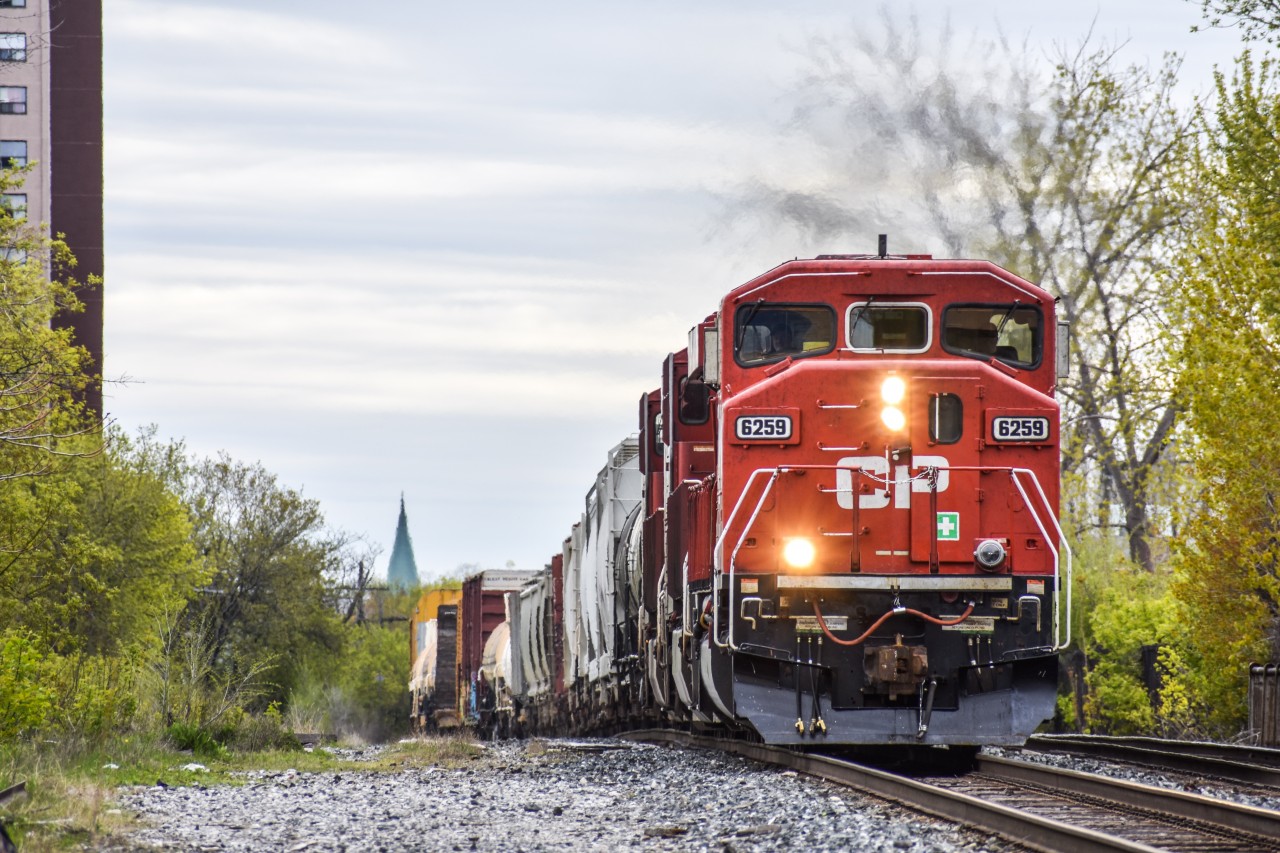 CP 240 passes Bartlett Avenue with SD60M #6259 in the lead with a burnt out ditchlight. Glad to see one of these guys leading, especially since CP only has 5 on the roster!