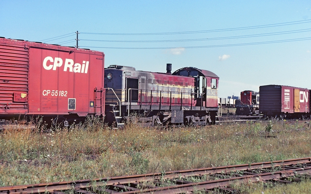 One of those railfan days, somebody else driving and I was not too familiar with the area. Anyhow, image of CP 6526 perhaps at the interchange at Mimico.