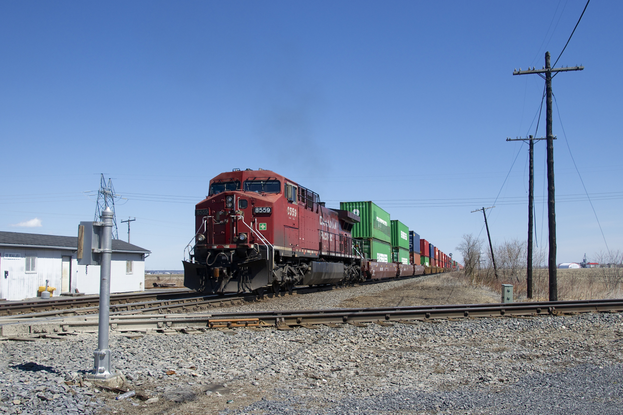 CP 112 crosses the De Beaujeu diamond, where CP's Winchester Sub crosses VIA Rail's Alexandria Sub. CP 9358 is up front and CP 8559 is on the tail end, with 147 platforms in between.